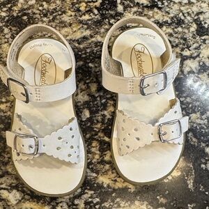FootMates White Kids Sandals with Buckle Straps